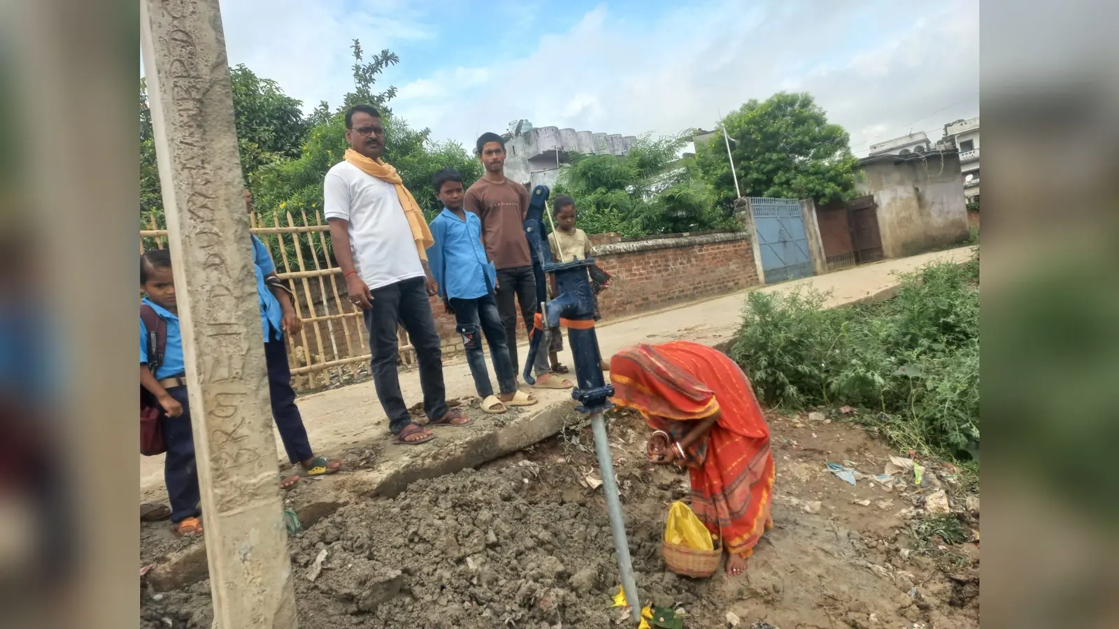 सुपौल पंचायत के वार्ड 9 में जनसहयोग से दो हेण्डपम्प लगाए गए,हैंडपंप की पूजा करती महिला | Prabhat Khabar Network सुपौल पंचायत के वार्ड 9 में जनसहयोग से दो हेण्डपम्प लगाए गए,हैंडपंप की पूजा करती महिला | Prabhat Khabar Network