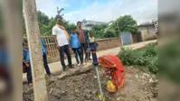 दरभंगा: प्रशासन की उपेक्षा पर भारी पड़ी जनशक्ति, सुपौल में ग्रामीणों ने चंदा जमाकर लगाया नया हैंडपंप