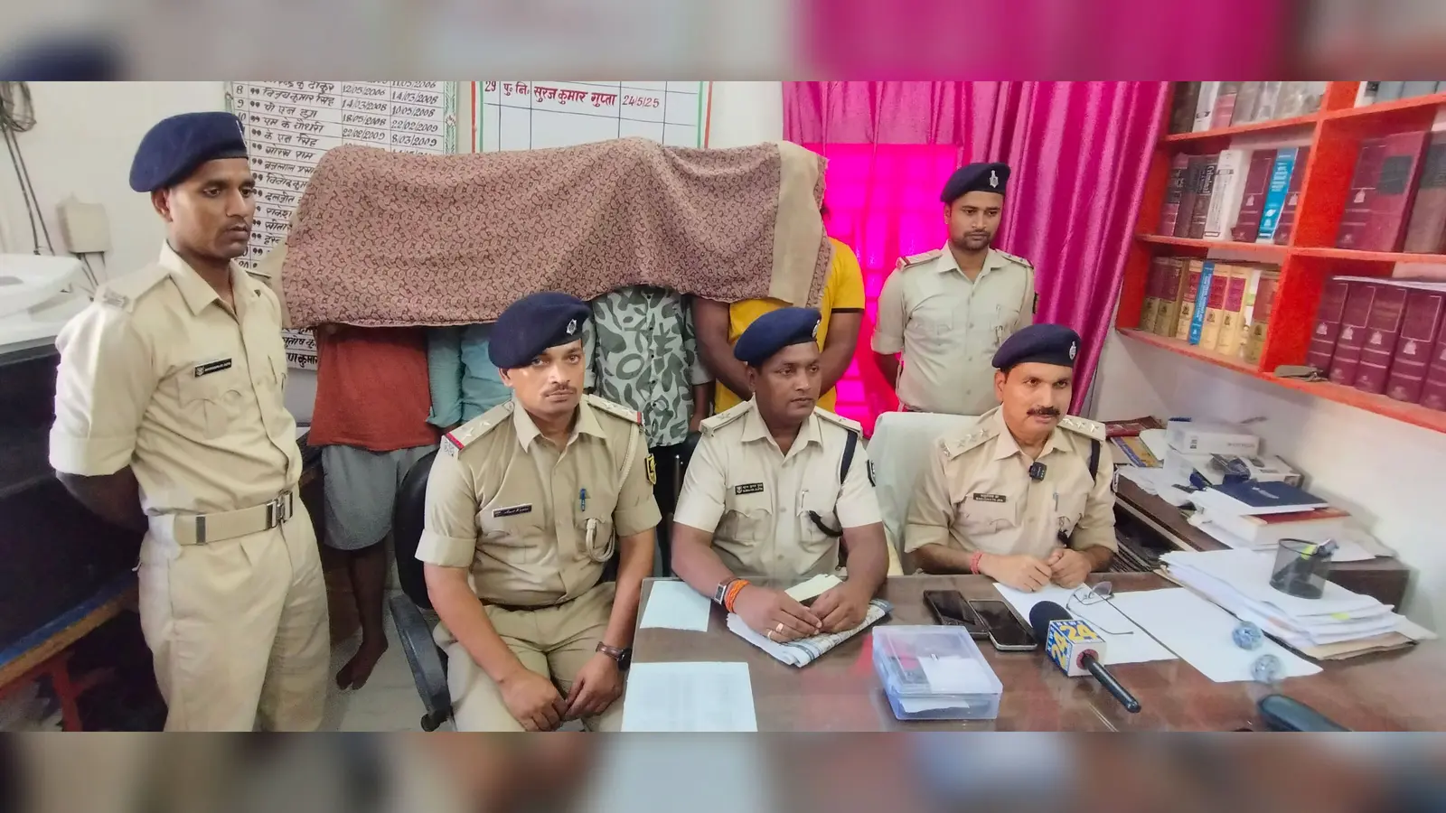 प्रेस कॉन्फ्रेंस कर जानकारी देते बेनीपुर एसडीपीओ वासुकीनाथ झा व अन्य। | Prabhat Khabar Network प्रेस कॉन्फ्रेंस कर जानकारी देते बेनीपुर एसडीपीओ वासुकीनाथ झा व अन्य। | Prabhat Khabar Network