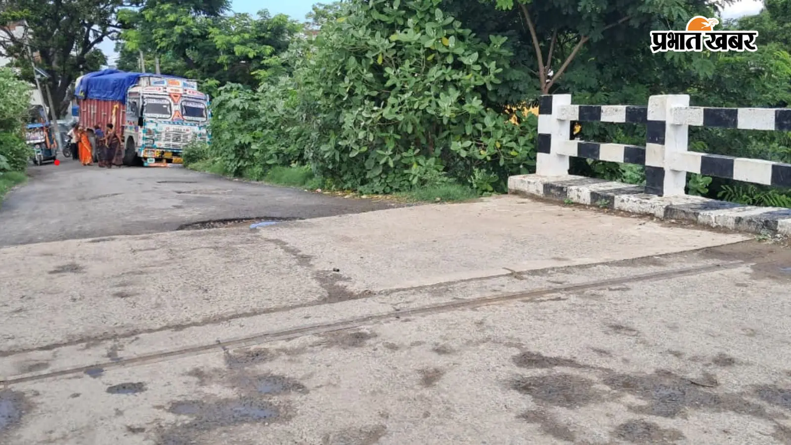 खदरा पुल पर गार्डर नहीं: हादसों का खुला निमंत्रण खदरा पुल पर गार्डर नहीं: हादसों का खुला निमंत्रण