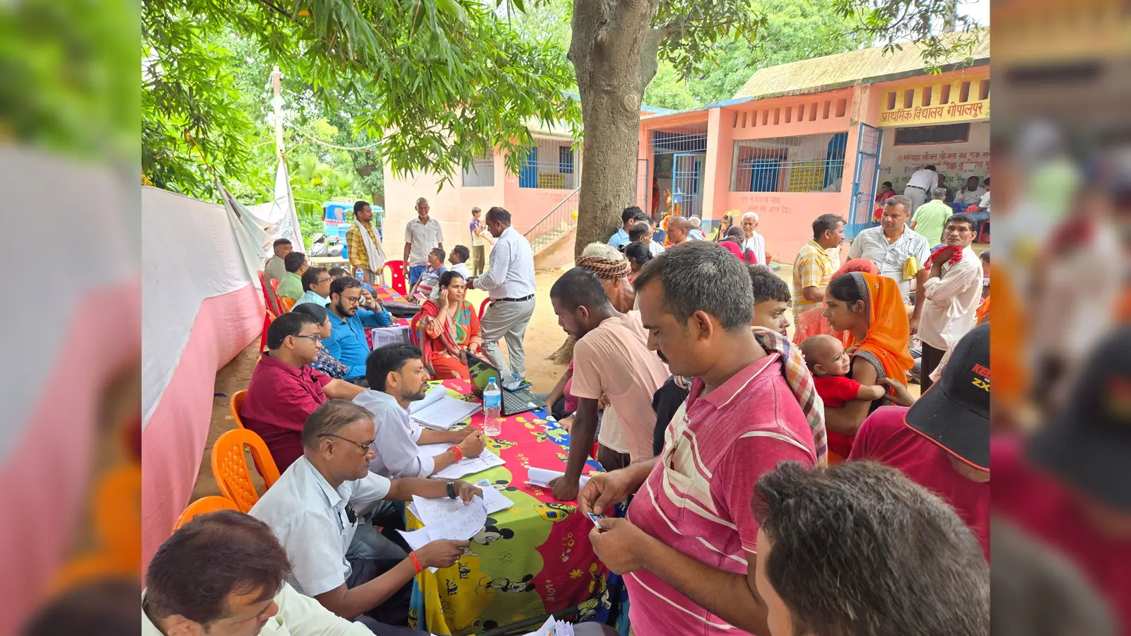 सहयोग शिविर में समस्या सुनते अधिकारी व कर्मी | Prabhat Khabar Network सहयोग शिविर में समस्या सुनते अधिकारी व कर्मी | Prabhat Khabar Network