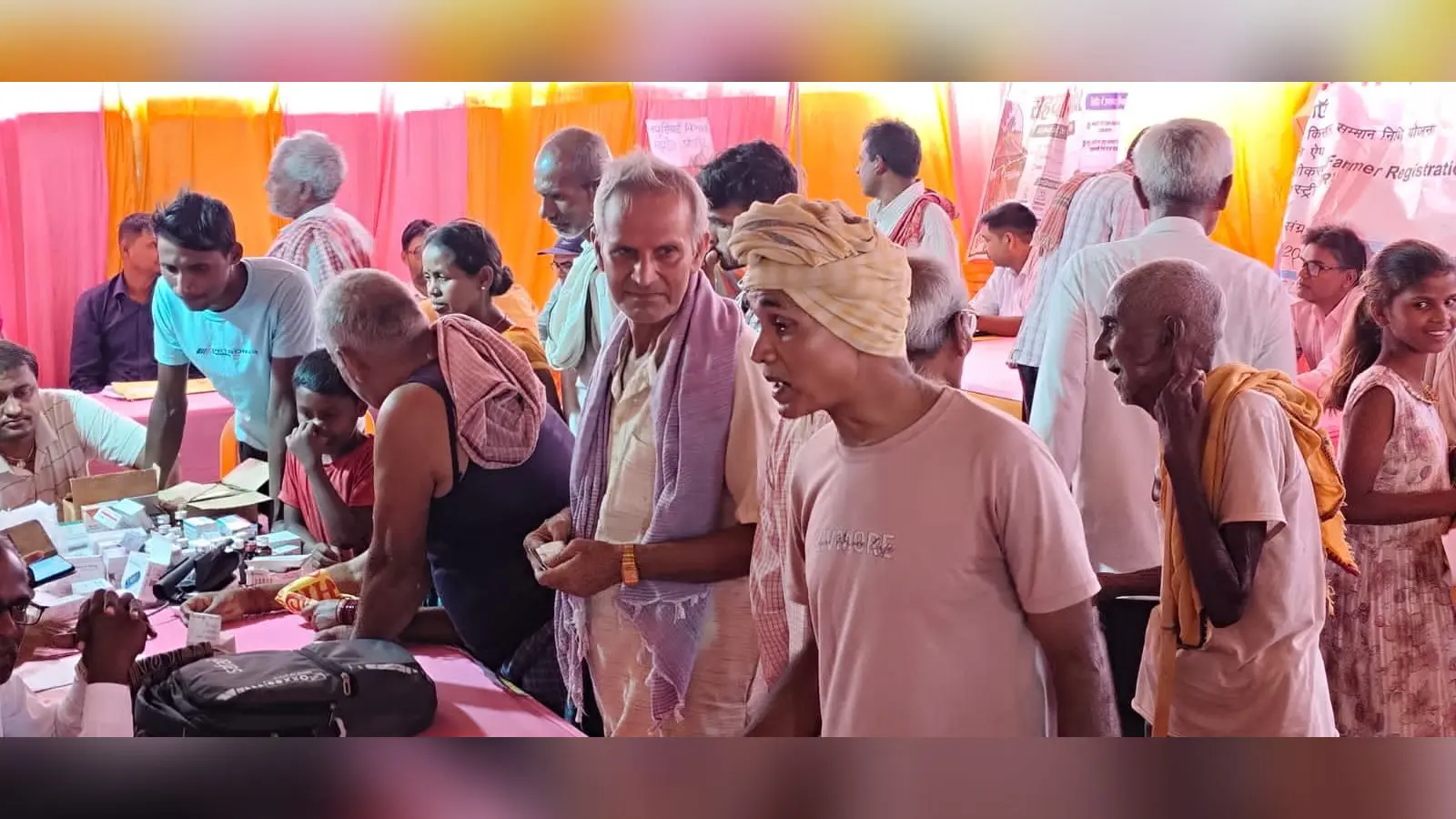 शिविर में पहुंचे ग्रामीण | Prabhat Khabar Network शिविर में पहुंचे ग्रामीण | Prabhat Khabar Network