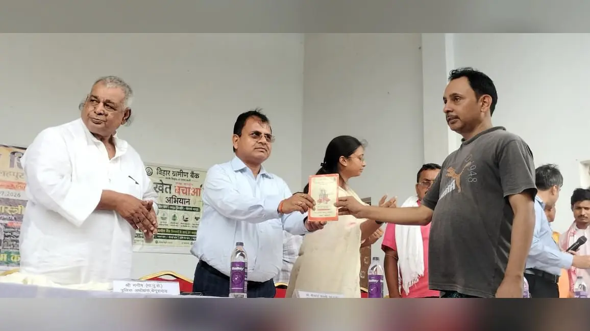 लाभार्थी को कार्ड प्रदान करते डीएम | Prabhat Khabar Network लाभार्थी को कार्ड प्रदान करते डीएम | Prabhat Khabar Network