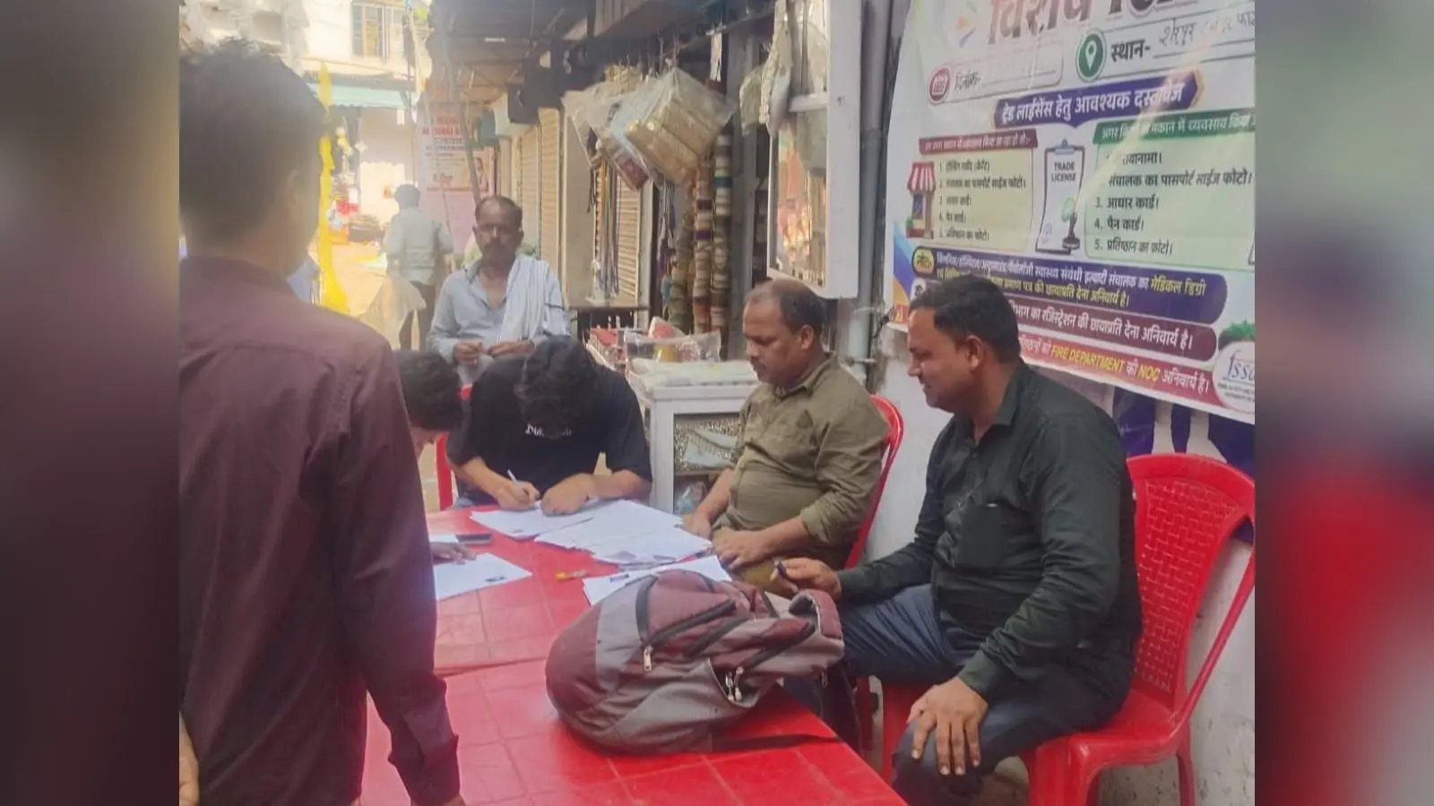 फोटो : ट्रेड लाइसेंस के लिये आयोजित विशेष शिविर में मौजूद नगर निगम के कर्मी | Prabhat Khabar Network फोटो : ट्रेड लाइसेंस के लिये आयोजित विशेष शिविर में मौजूद नगर निगम के कर्मी | Prabhat Khabar Network