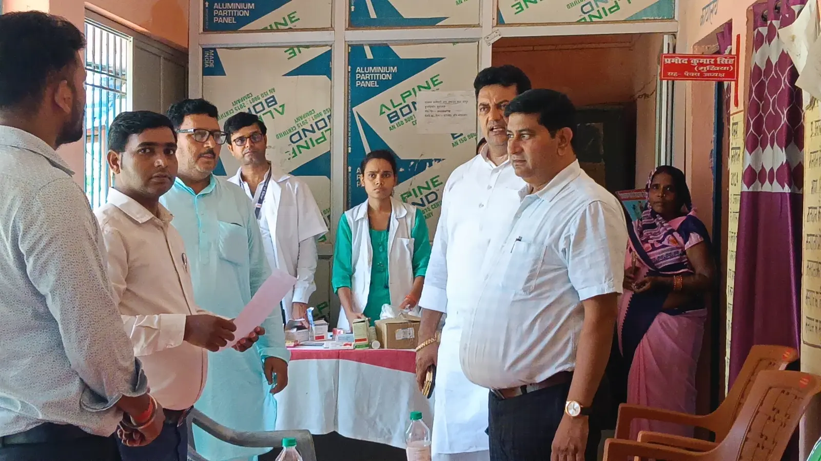 हरपुर पंचायत भवन पर उपस्थिति दर्ज कर गायब कर्मियों के संबंध में जानकारी लेते बीडीओ तथा अन्य | Prabhat Khabar Network हरपुर पंचायत भवन पर उपस्थिति दर्ज कर गायब कर्मियों के संबंध में जानकारी लेते बीडीओ तथा अन्य | Prabhat Khabar Network