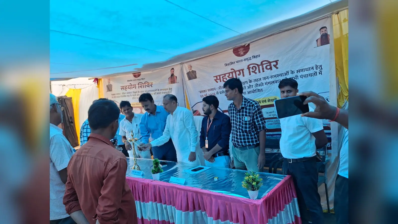 फोटो कैप्शन:जनकल्याण शिविर का दीप प्रज्ज्वलित कर उद्घाटन करते नगर विकास आयुक्त विजय कुमार पांडे, जिला शिक्षा पदाधिकारी मदन राय, प्रखंड विकास पदाधिकारी शेफाली, अंचल अधिकारी पुष्पा कुमारी एवं अन्य अधिकारी | Prabhat Khabar Network फोटो कैप्शन:जनकल्याण शिविर का दीप प्रज्ज्वलित कर उद्घाटन करते नगर विकास आयुक्त विजय कुमार पांडे, जिला शिक्षा पदाधिकारी मदन राय, प्रखंड विकास पदाधिकारी शेफाली, अंचल अधिकारी पुष्पा कुमारी एवं अन्य अधिकारी | Prabhat Khabar Network