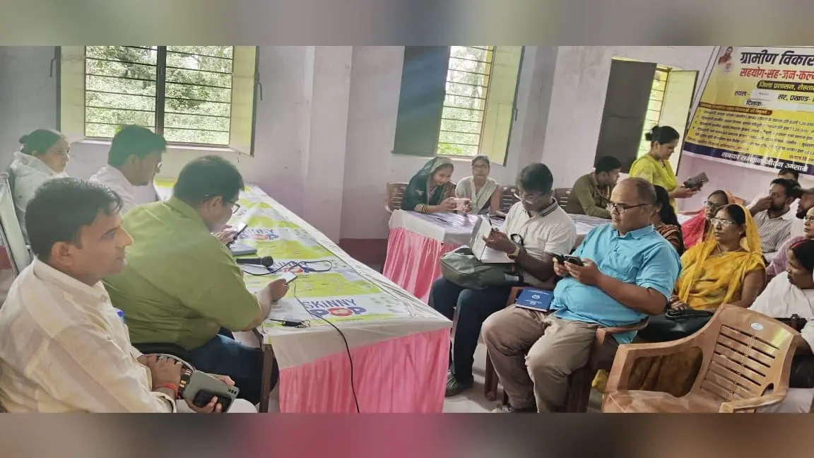 फोटो शिविर में लोगो की समस्या सुनते अधिकारी | Prabhat Khabar Network फोटो शिविर में लोगो की समस्या सुनते अधिकारी | Prabhat Khabar Network