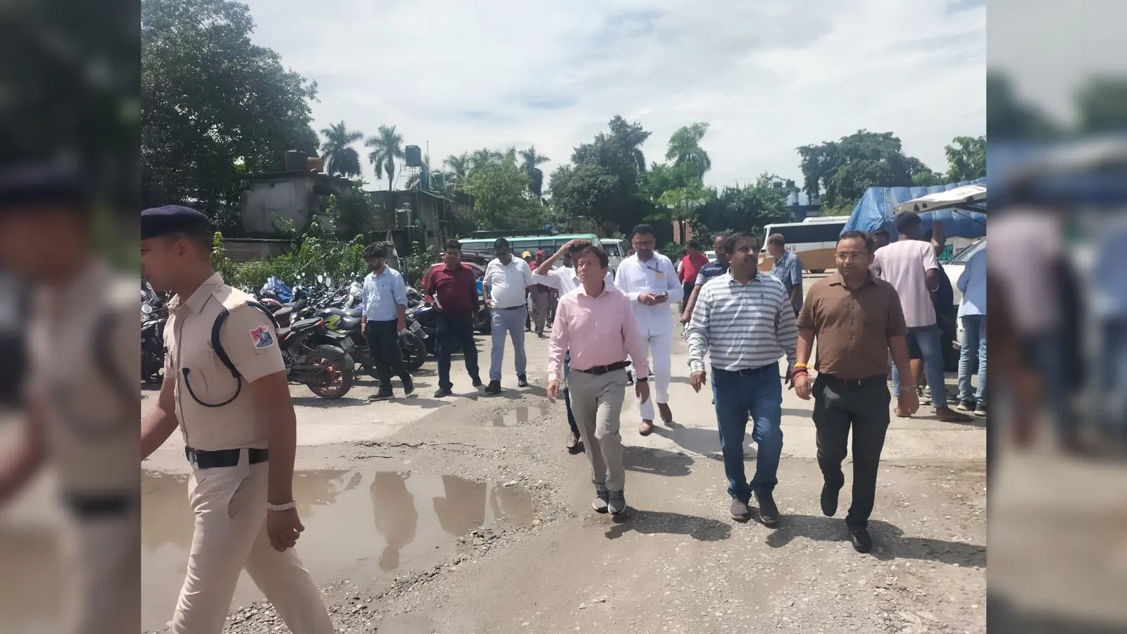 फोटो. निरीक्षण करते डीआरएम मौजूद रेलवे अधिकारी एवं अन्य | Prabhat Khabar Network फोटो. निरीक्षण करते डीआरएम मौजूद रेलवे अधिकारी एवं अन्य | Prabhat Khabar Network