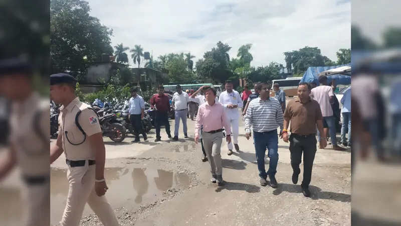 डीआरएम ने सिलीगुड़ी, ठाकुरगंज और अलुआबारी रोड स्टेशन का किया निरीक्षण, समय पर परियोजनाएं पूरी करने के निर्देश
