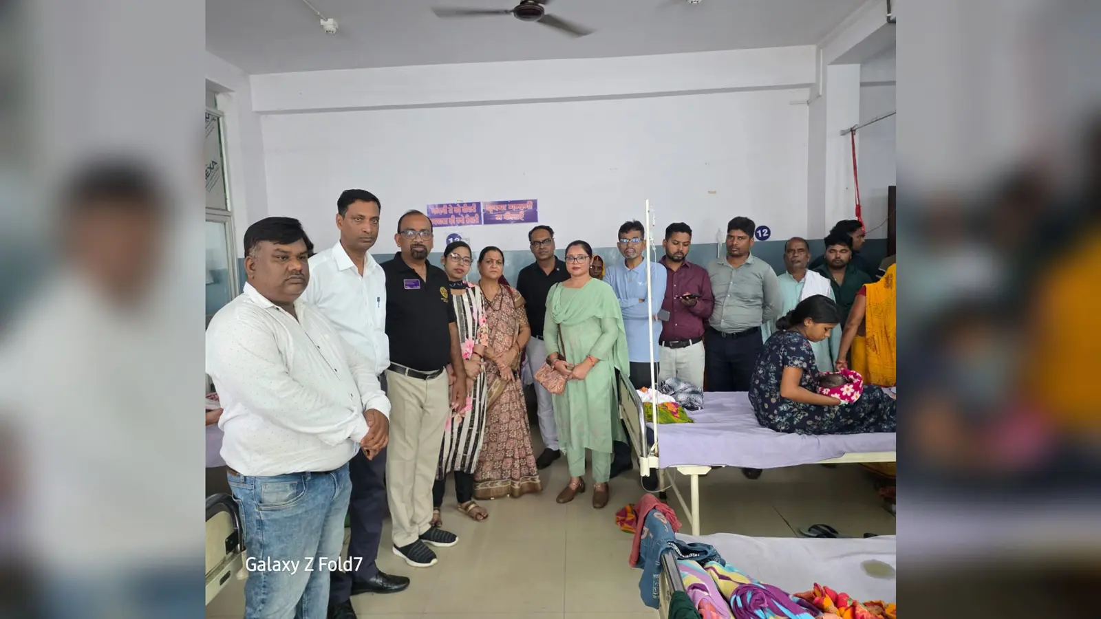 वितरण कार्यक्रम के दौरान रोटरी के पदाधिकारी व अन्य. | Prabhat Khabar Network वितरण कार्यक्रम के दौरान रोटरी के पदाधिकारी व अन्य. | Prabhat Khabar Network