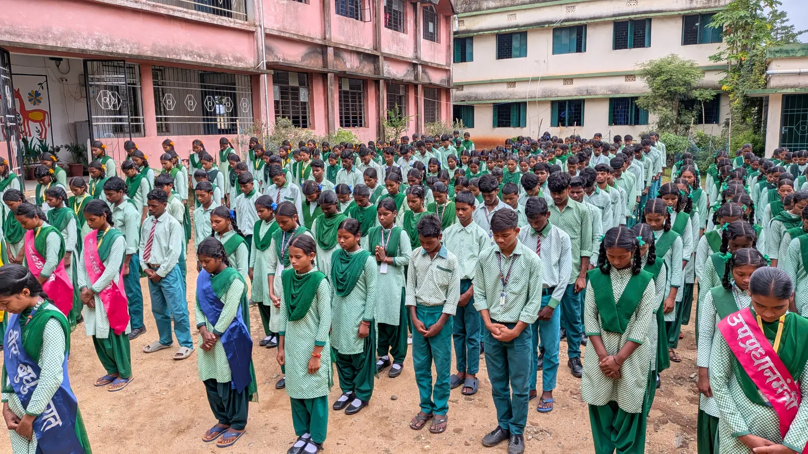 शोक सभा में विद्यालय के शिक्षक व विद्यार्थी | Prabhat Khabar Network शोक सभा में विद्यालय के शिक्षक व विद्यार्थी | Prabhat Khabar Network