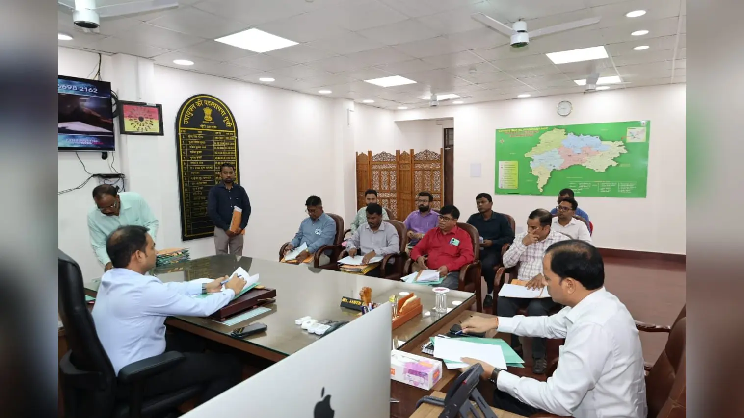 बैठक में उपस्थित उपायुक्त और अन्य अधिकारी | Prabhat Khabar Network बैठक में उपस्थित उपायुक्त और अन्य अधिकारी | Prabhat Khabar Network