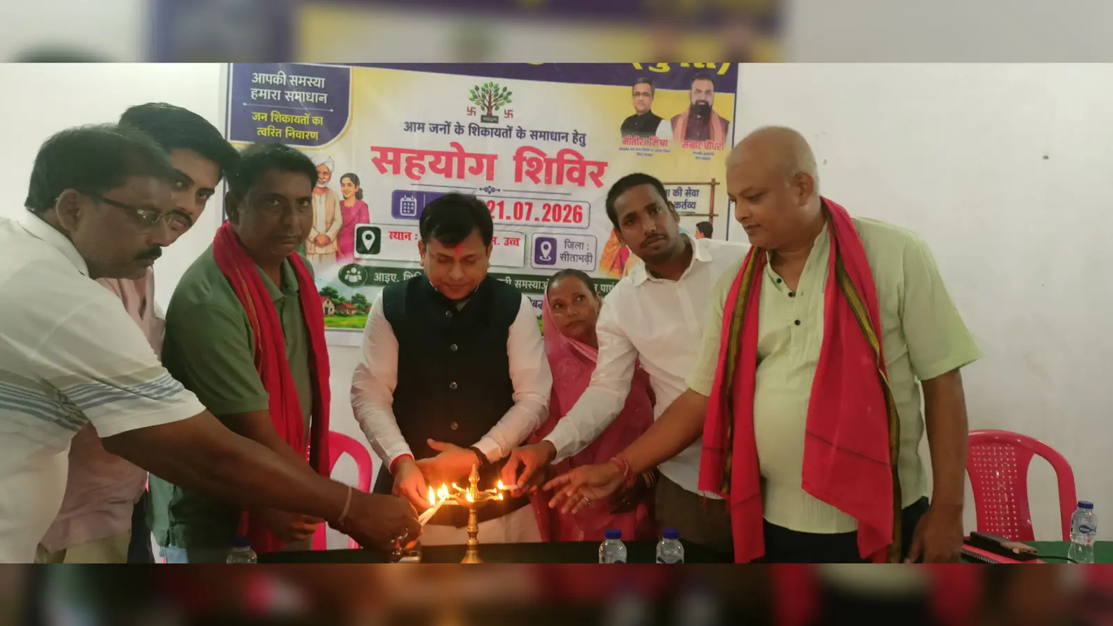 फोटो - शिविर में उपस्थित एसडीओ व अन्य. | Prabhat Khabar Network फोटो - शिविर में उपस्थित एसडीओ व अन्य. | Prabhat Khabar Network
