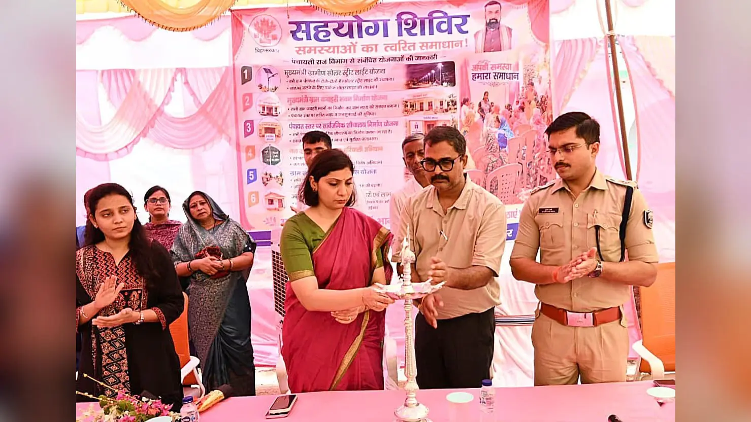 दीप प्रज्वलित कर शिविर का उद्धघाटन करती डीएम | Prabhat Khabar Network दीप प्रज्वलित कर शिविर का उद्धघाटन करती डीएम | Prabhat Khabar Network