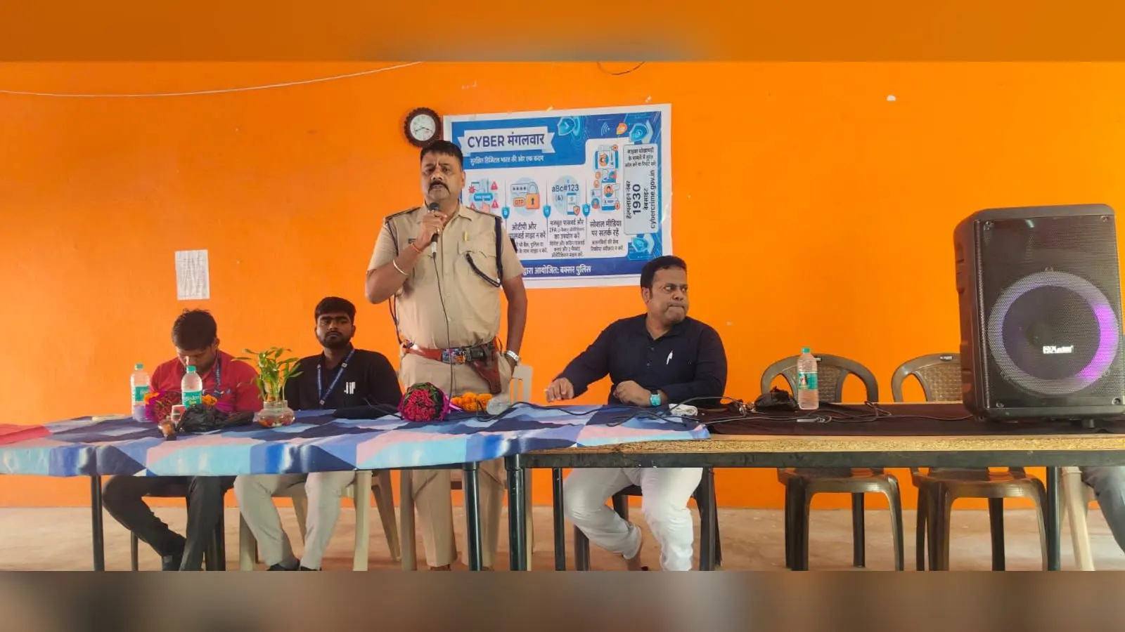 बच्चों को साइबर अपराध से बचने का टिप्स देते थानाध्यक्ष संजय सिन्हा | Prabhat Khabar Network बच्चों को साइबर अपराध से बचने का टिप्स देते थानाध्यक्ष संजय सिन्हा | Prabhat Khabar Network