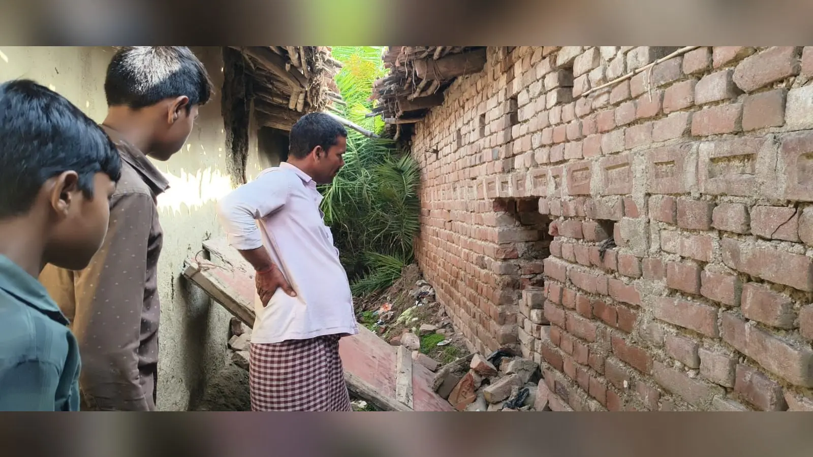घर में सेंधमारी देखते ग्रामीण | Prabhat Khabar Network घर में सेंधमारी देखते ग्रामीण | Prabhat Khabar Network