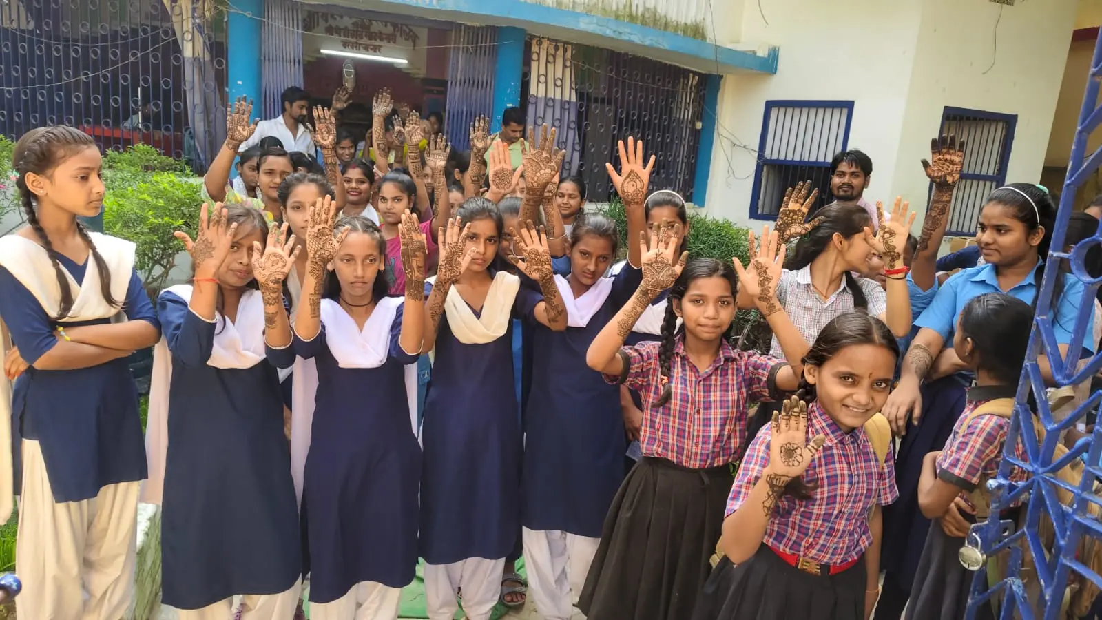 बखरी में आयोजित मेंहदी प्रतियोगिता कार्यक्रम में शामिल स्कूली छात्राएं | Prabhat Khabar Network बखरी में आयोजित मेंहदी प्रतियोगिता कार्यक्रम में शामिल स्कूली छात्राएं | Prabhat Khabar Network