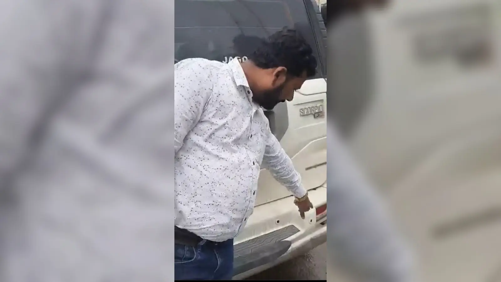 भोज खाकर राजौरा गांव से बेगूसराय जा रहे चिकित्सक की गाड़ी पर अपराधियों ने अंधाधुंध फायरिंग, बाल-बाल बचे चिकित्सक, एक गिरफ्तार भोज खाकर राजौरा गांव से बेगूसराय जा रहे चिकित्सक की गाड़ी पर अपराधियों ने अंधाधुंध फायरिंग, बाल-बाल बचे चिकित्सक, एक गिरफ्तार