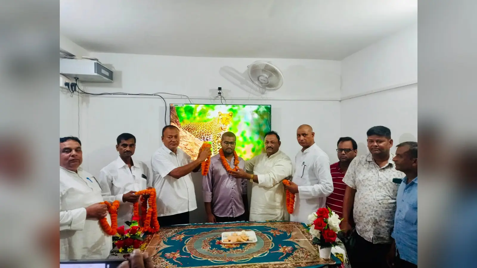 सफल नीट छात्र को सम्मानित करते पूर्व विधायक व अन्य | Prabhat Khabar Network सफल नीट छात्र को सम्मानित करते पूर्व विधायक व अन्य | Prabhat Khabar Network