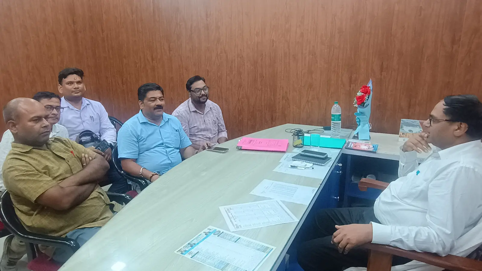 फोटो :- वेतन संरक्षण को लेकर डीपीओ स्थापना से मिलते प्राथमिक शिक्षक संघ के कार्यकर्ता | Prabhat Khabar Network फोटो :- वेतन संरक्षण को लेकर डीपीओ स्थापना से मिलते प्राथमिक शिक्षक संघ के कार्यकर्ता | Prabhat Khabar Network