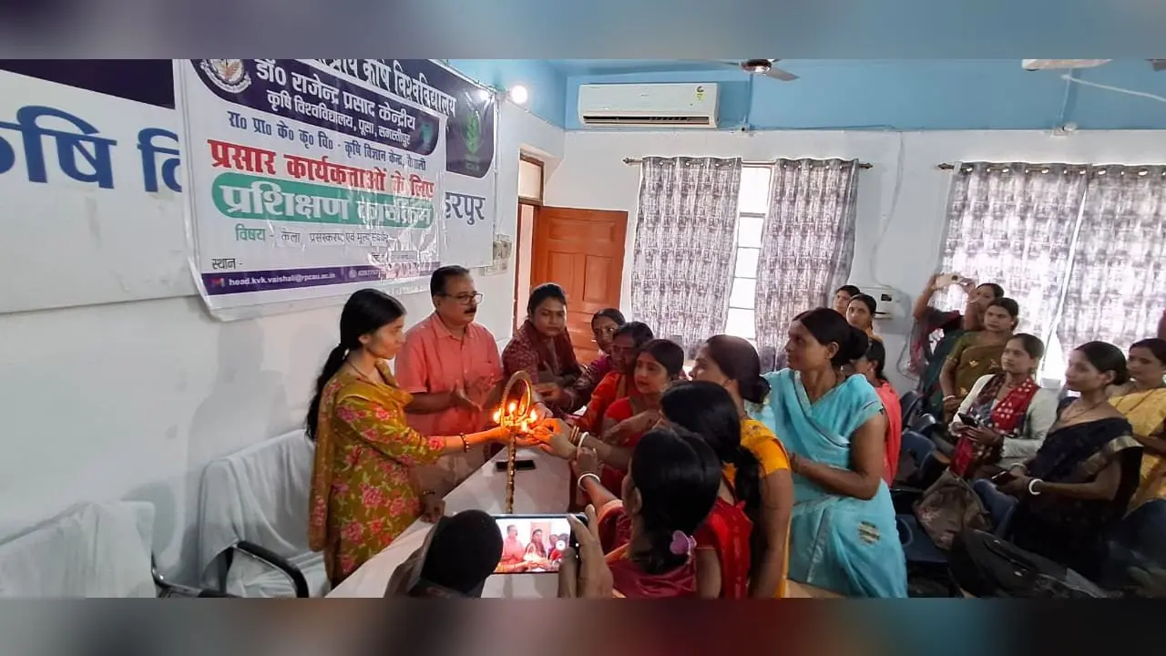 -फोटो-21- दीप-प्रज्जवलीत कर प्रशिक्षण का उद्घाटन करते प्रधान व अन्य | Prabhat Khabar Network -फोटो-21- दीप-प्रज्जवलीत कर प्रशिक्षण का उद्घाटन करते प्रधान व अन्य | Prabhat Khabar Network