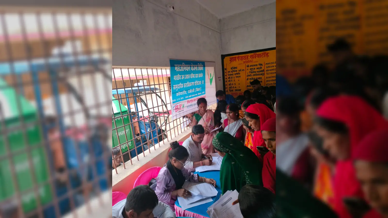 फोटो :- 1. ग्रामीणों से समस्याओं का आवेदन प्राप्त करते अधीकारी 2.पंचायत सरकार भवन के समीप शिकायत लेकर पहुंचे ग्रामीणों की भीड़ | Prabhat Khabar Network फोटो :- 1. ग्रामीणों से समस्याओं का आवेदन प्राप्त करते अधीकारी 2.पंचायत सरकार भवन के समीप शिकायत लेकर पहुंचे ग्रामीणों की भीड़ | Prabhat Khabar Network