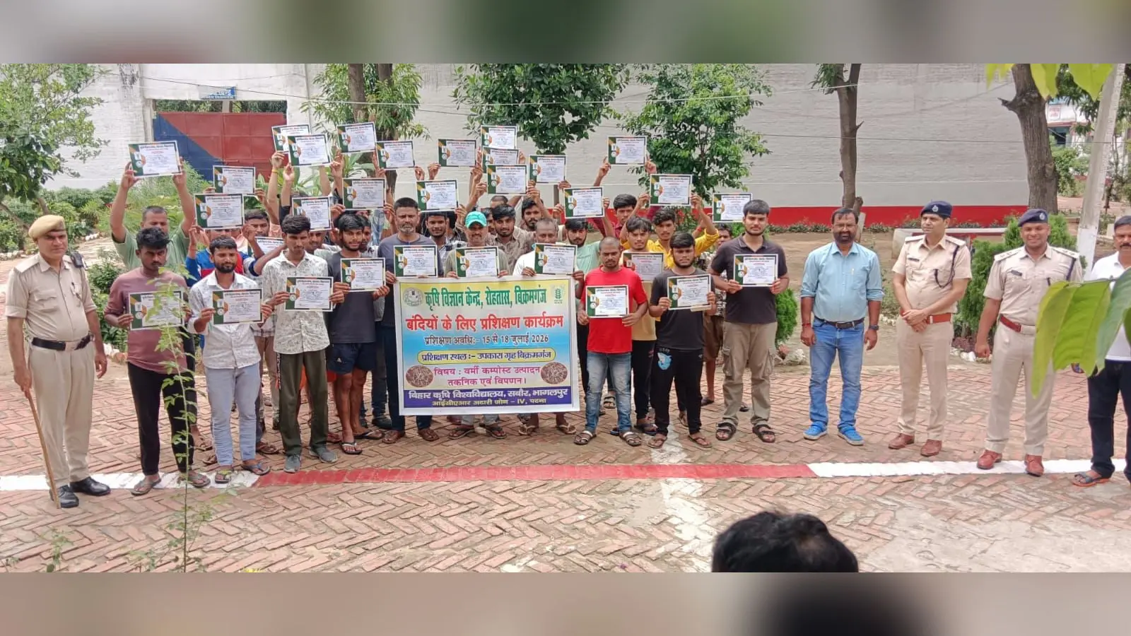 जेल में वर्मी कम्पोस्ट का प्रशिक्षण पाते बंदी और प्रशिक्षण कार्यक्रम के बाद प्रमाणपत्र के साथ बंदियों की तस्वीर | Prabhat Khabar Network जेल में वर्मी कम्पोस्ट का प्रशिक्षण पाते बंदी और प्रशिक्षण कार्यक्रम के बाद प्रमाणपत्र के साथ बंदियों की तस्वीर | Prabhat Khabar Network
