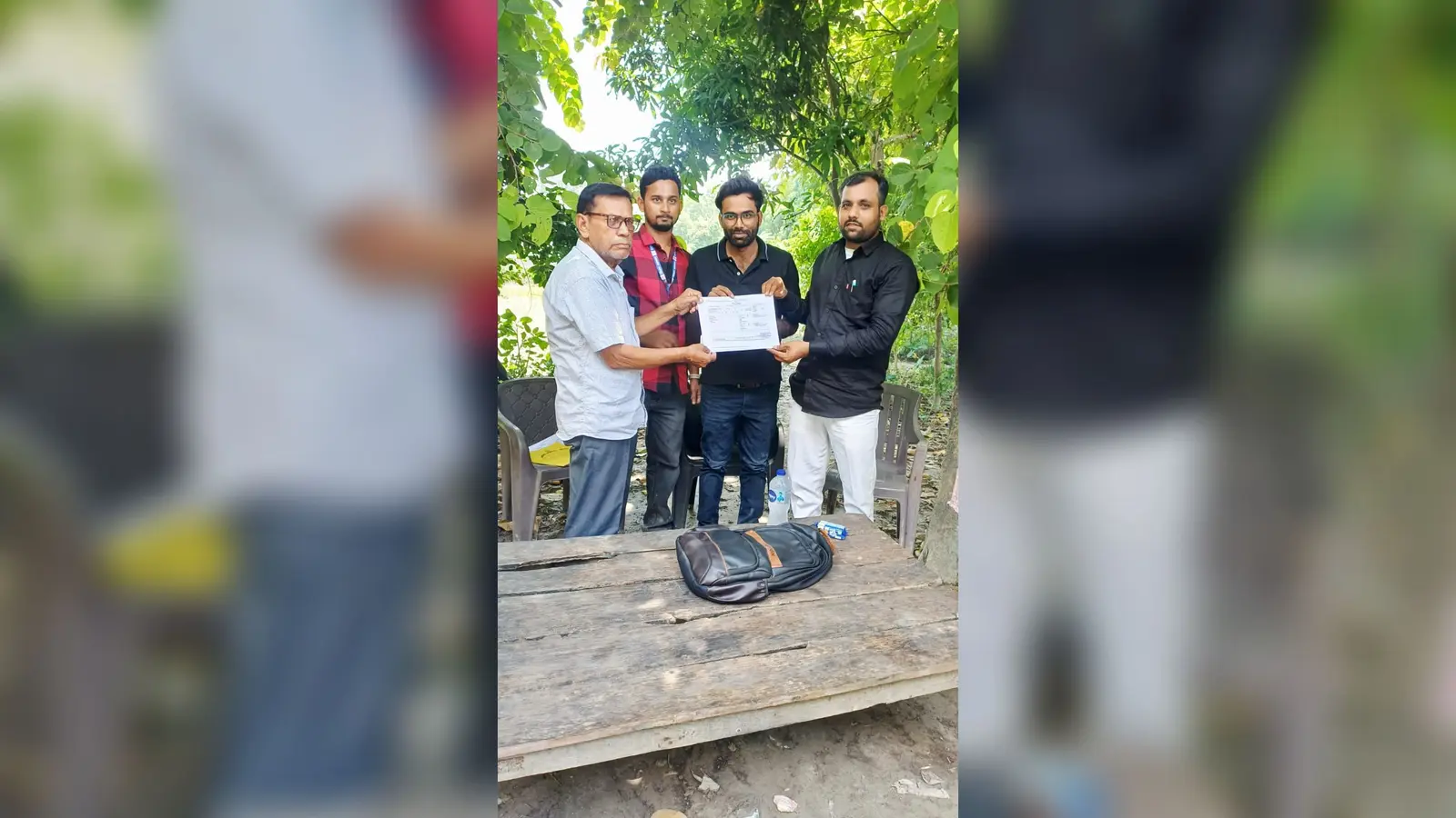मैरवा के बभनौली के सरदशाई में खाना पूरी का पर्चा देते हुए प्रतिनिधि शशि यादव | Prabhat Khabar Network मैरवा के बभनौली के सरदशाई में खाना पूरी का पर्चा देते हुए प्रतिनिधि शशि यादव | Prabhat Khabar Network