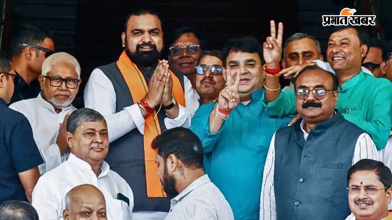 विधानसभा के गेट पर सीएम सम्राट और अन्य नेतागण विधानसभा के गेट पर सीएम सम्राट और अन्य नेतागण