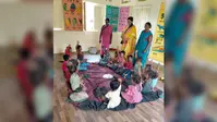 लकड़ी के चूल्हा पर खाना बनते व पेड़ के नीचे पढ़ाई देख टीम हैरान