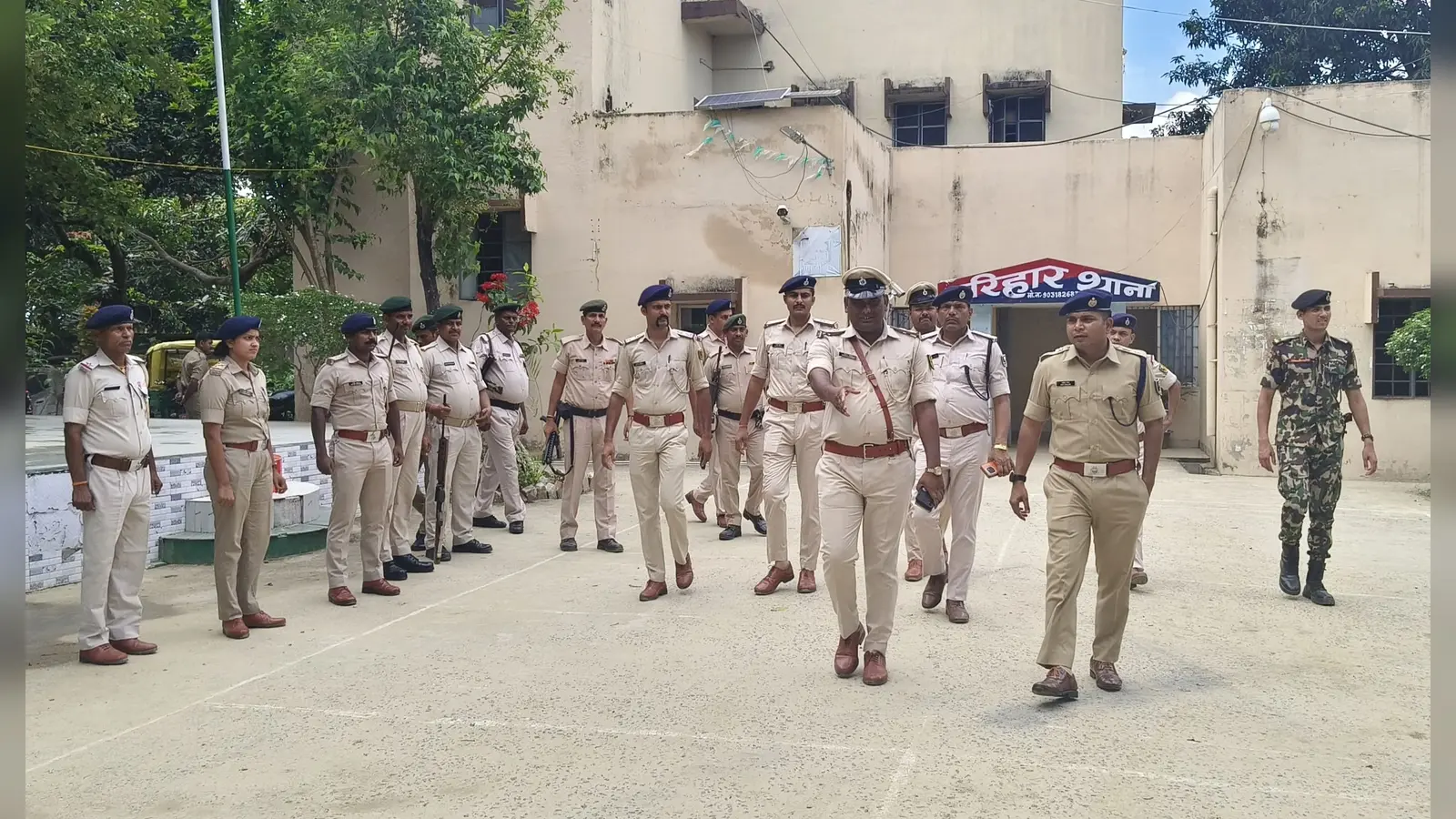 परिहार थाना का निरिक्षण करते एसपी अमीत रंजन | Prabhat Khabar Network परिहार थाना का निरिक्षण करते एसपी अमीत रंजन | Prabhat Khabar Network