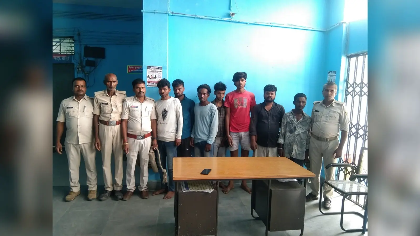 पकड़ाए युवकों के साथ पुलिस बल | Prabhat Khabar Network पकड़ाए युवकों के साथ पुलिस बल | Prabhat Khabar Network