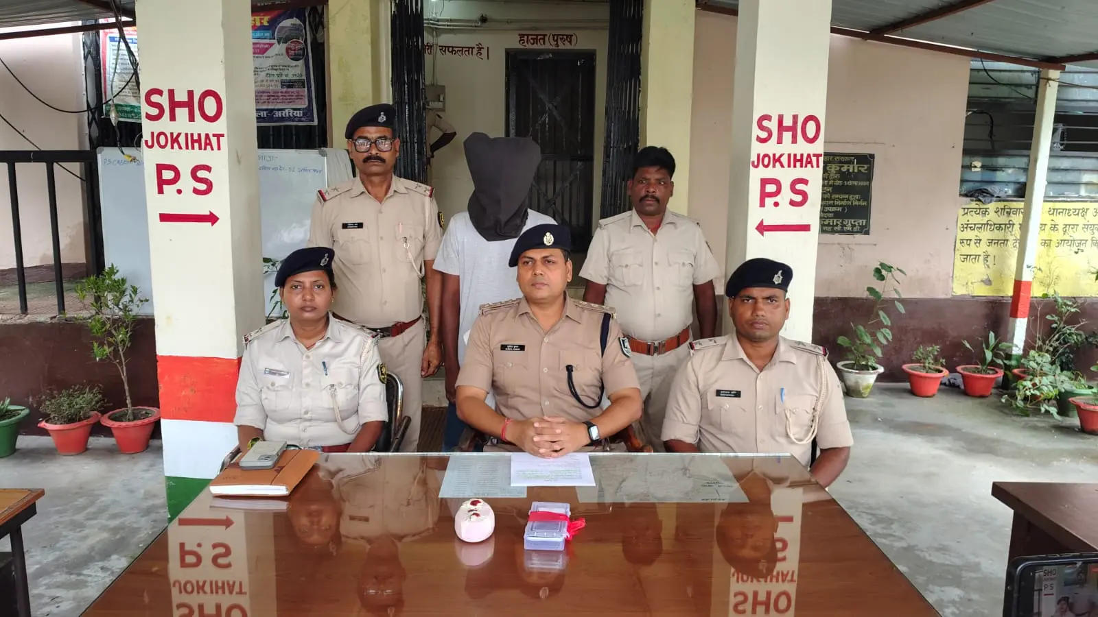 फोटो-3- गिरफ्तार तस्कर से पूछताछ करते एसडीपीओ | Prabhat Khabar Network फोटो-3- गिरफ्तार तस्कर से पूछताछ करते एसडीपीओ | Prabhat Khabar Network