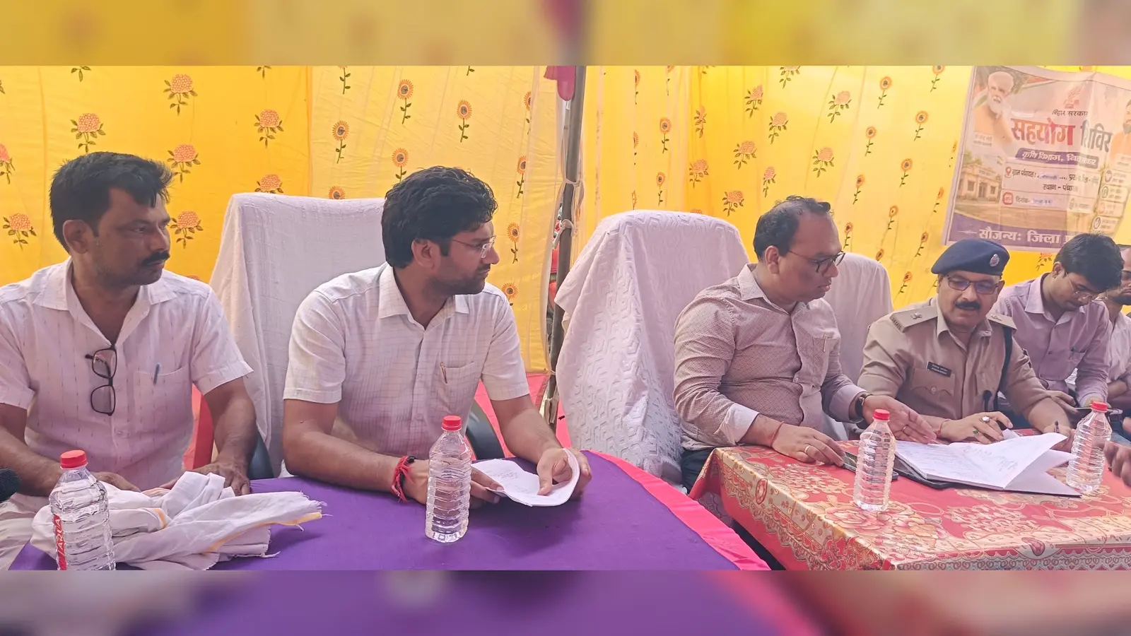फोटो - सहयोग शिविर में मौजूद पदाधिकारी | Prabhat Khabar Network फोटो - सहयोग शिविर में मौजूद पदाधिकारी | Prabhat Khabar Network