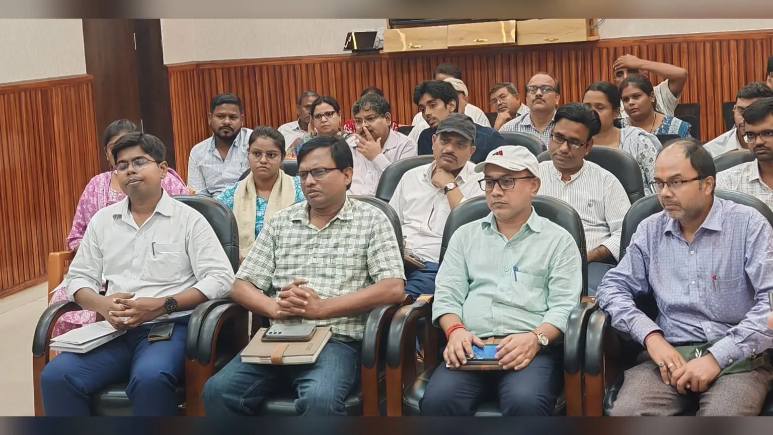 डीएम प्रतिभा रानी की बैठक में अधिकारी व कर्मचारी गण | Prabhat Khabar Network डीएम प्रतिभा रानी की बैठक में अधिकारी व कर्मचारी गण | Prabhat Khabar Network