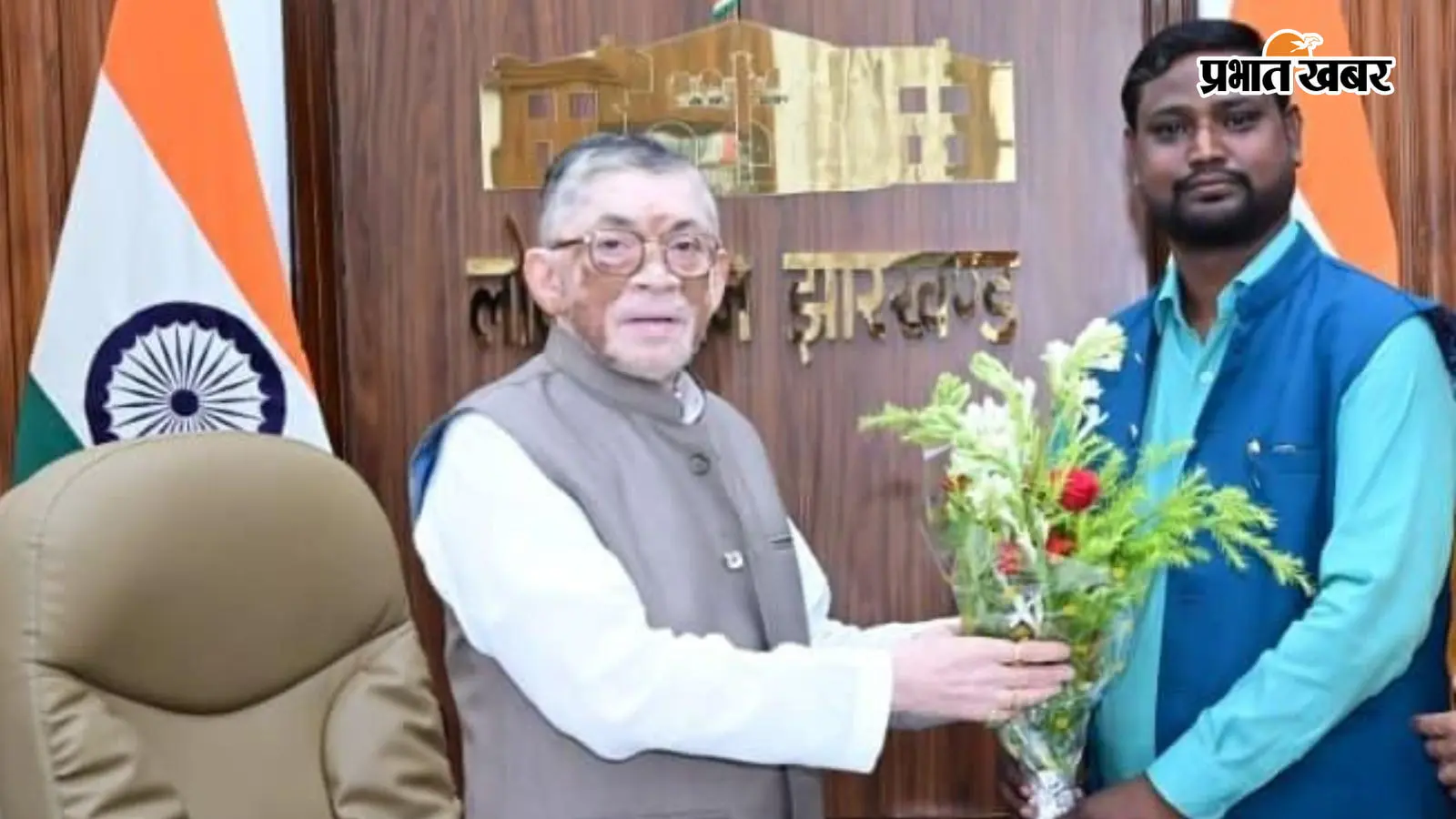राज्यपाल संतोष गंगवार को पुष्प्गुच्छ भेंट करते सुरेंद्र गुप्ता राज्यपाल संतोष गंगवार को पुष्प्गुच्छ भेंट करते सुरेंद्र गुप्ता