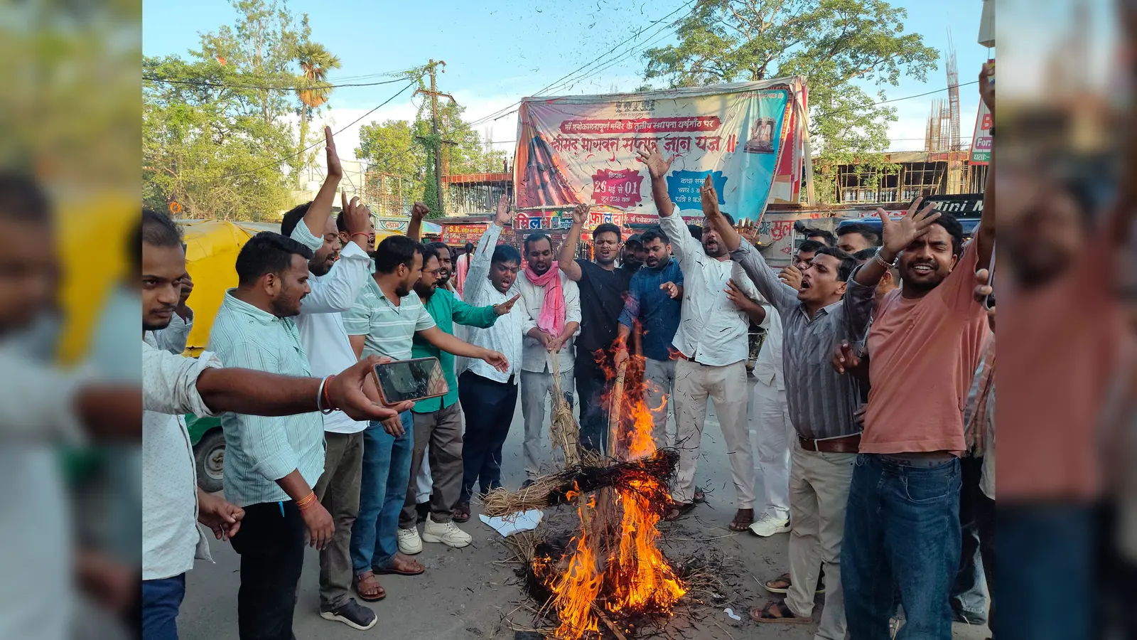 प्रधानमंत्री का पुतला दहन करते राजद कार्यकर्ता | Prabhat Khabar Network प्रधानमंत्री का पुतला दहन करते राजद कार्यकर्ता | Prabhat Khabar Network