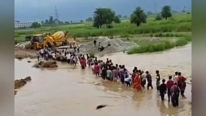 1. डायवर्सन के रास्ते जान जोखिम में डालकर पार करते स्कूली बच्चे 2, जान जोखिम में डालकर डायवर्शन पार करते स्कूली बच्चे व आम राहगीर | Prabhat Khabar Network 1. डायवर्सन के रास्ते जान जोखिम में डालकर पार करते स्कूली बच्चे 2, जान जोखिम में डालकर डायवर्शन पार करते स्कूली बच्चे व आम राहगीर | Prabhat Khabar Network
