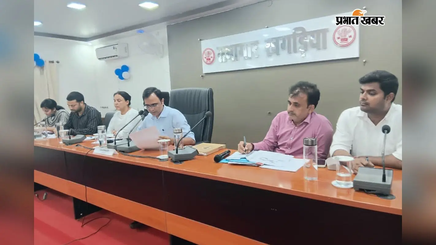 अधिकारियों के साथ समीक्षा करते डीएम विक्रम विरकर. अधिकारियों के साथ समीक्षा करते डीएम विक्रम विरकर.
