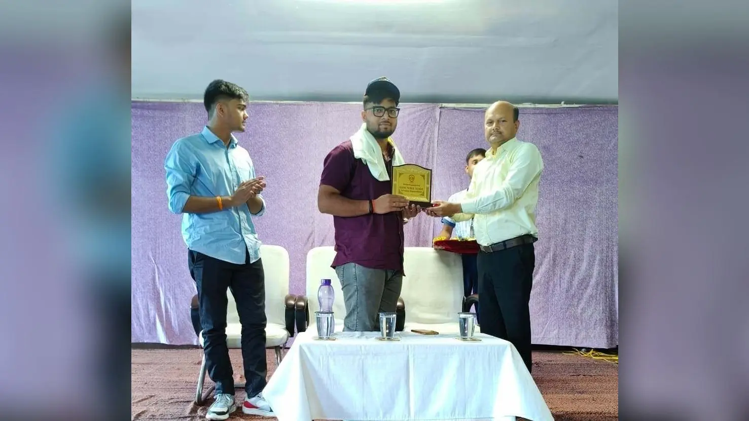 सफल छात्रों को सम्मानित करते प्राचार्य जी के सिंह | Prabhat Khabar Network सफल छात्रों को सम्मानित करते प्राचार्य जी के सिंह | Prabhat Khabar Network