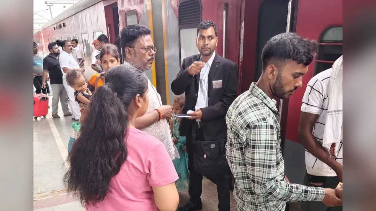 टिकट चेकिंग करते टीटीई | Prabhat Khabar Network टिकट चेकिंग करते टीटीई | Prabhat Khabar Network