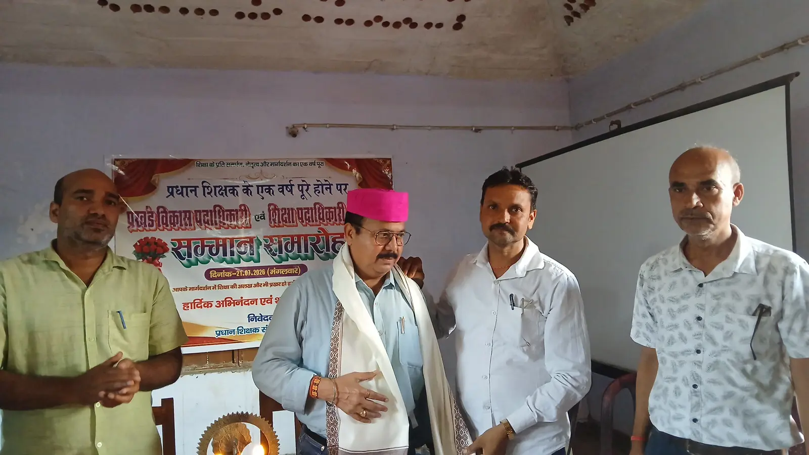 उद्घाटन करते अतिथि एवं बीडीओ को स्वागत करते प्रधान शिक्षक | Prabhat Khabar Network उद्घाटन करते अतिथि एवं बीडीओ को स्वागत करते प्रधान शिक्षक | Prabhat Khabar Network