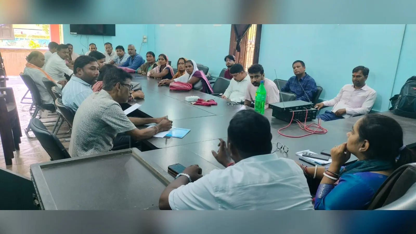 बैठक में शामिल विकासमित्र एवं पंचायत सचिव | Prabhat Khabar Network बैठक में शामिल विकासमित्र एवं पंचायत सचिव | Prabhat Khabar Network