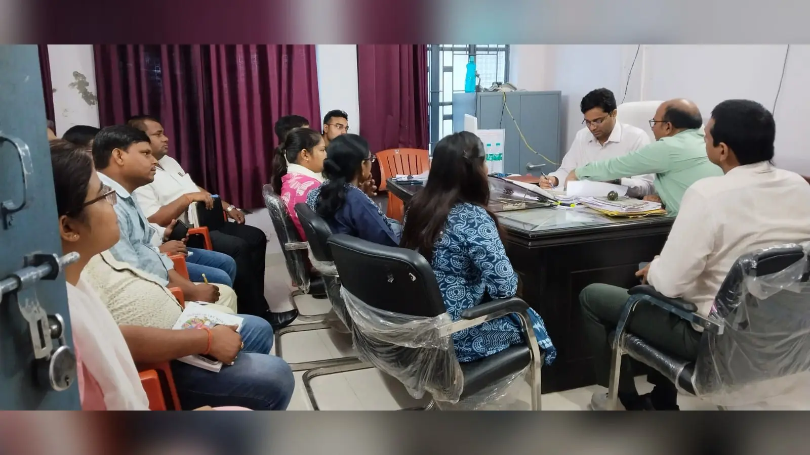 बिंद प्रखंड कार्यालय में अधिकारियों साथ बैठक करते एसडीओ क्रिसलय श्रीवास्तव व अन्य | Prabhat Khabar Network बिंद प्रखंड कार्यालय में अधिकारियों साथ बैठक करते एसडीओ क्रिसलय श्रीवास्तव व अन्य | Prabhat Khabar Network
