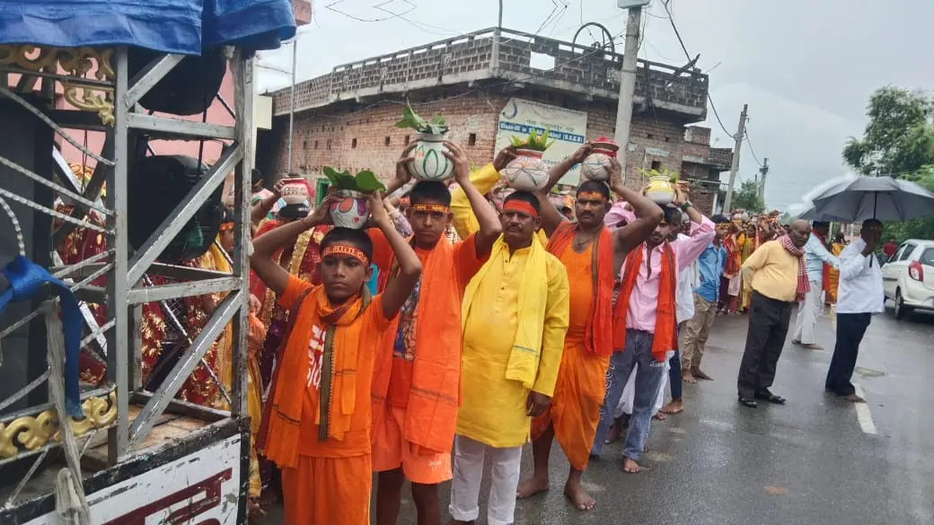 कलश यात्रा के दौरान ग्रामीण | Prabhat Khabar Network कलश यात्रा के दौरान ग्रामीण | Prabhat Khabar Network