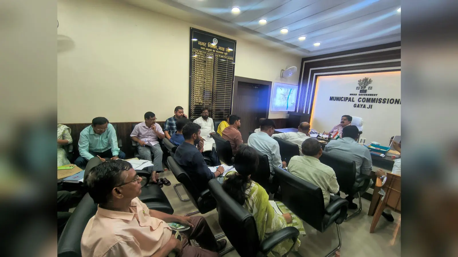 बैठक में मौजूद नगर आयुक्त व अन्य | Prabhat Khabar Network बैठक में मौजूद नगर आयुक्त व अन्य | Prabhat Khabar Network