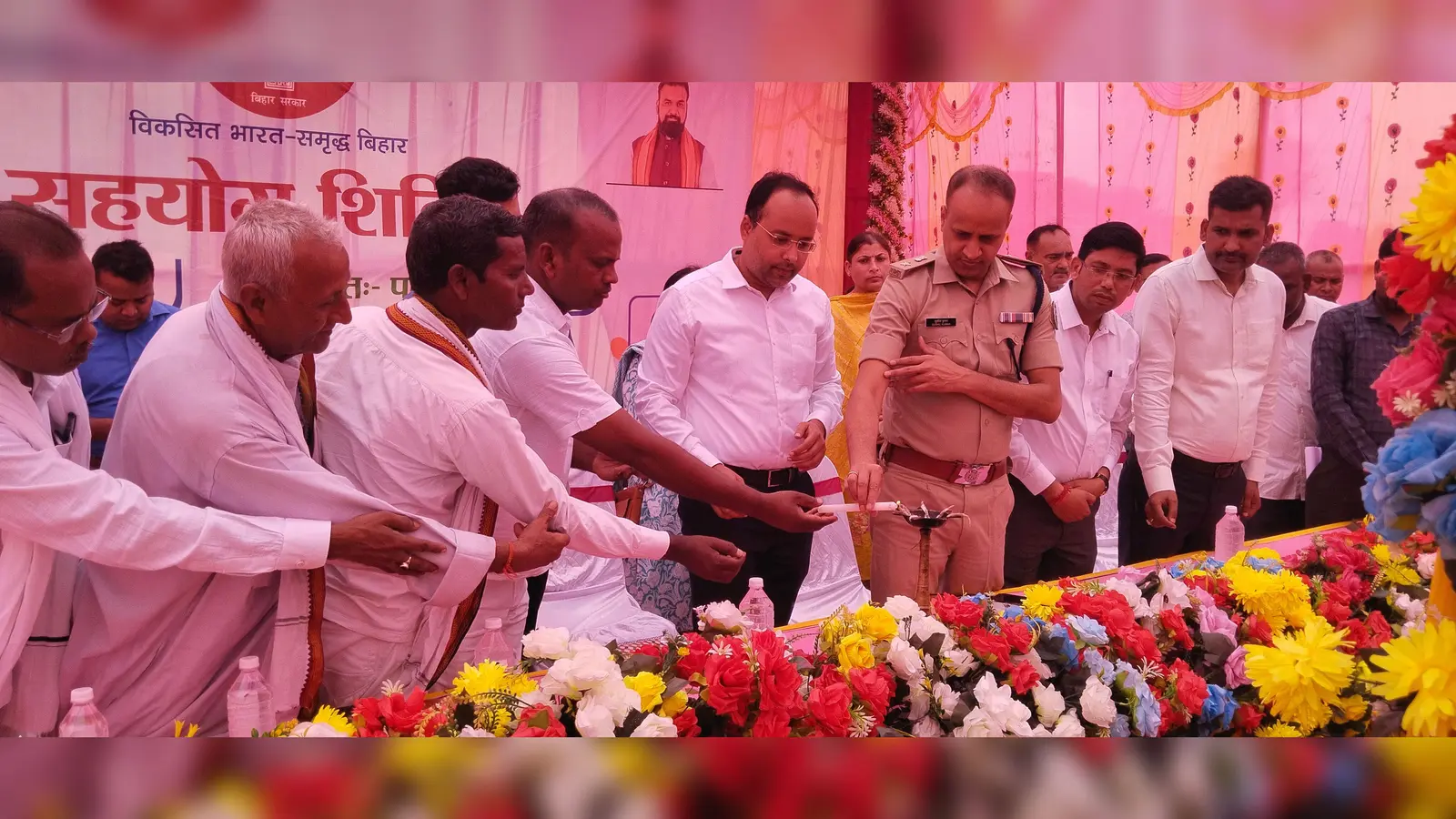 फोटो सहयोग शिविर में दीप प्रज्ज्वलित कर उदघाटन करते जिलाधिकारी शशांक शुभंकर व अन्य | Prabhat Khabar Network फोटो सहयोग शिविर में दीप प्रज्ज्वलित कर उदघाटन करते जिलाधिकारी शशांक शुभंकर व अन्य | Prabhat Khabar Network