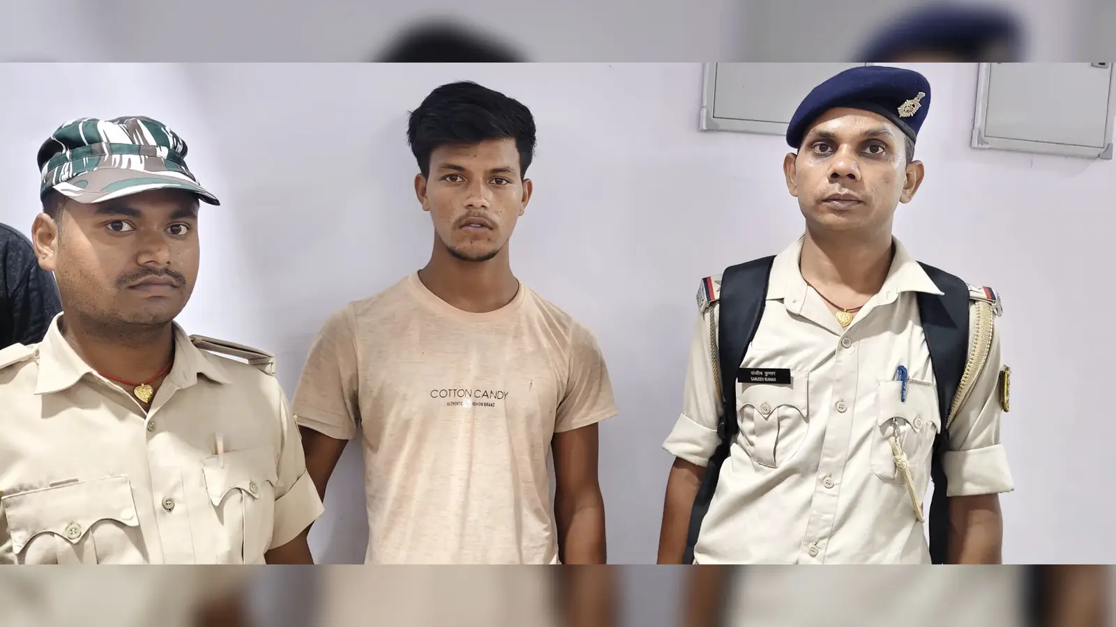 गिरफ्तार आरोपी के साथ पुलिस | Prabhat Khabar Network गिरफ्तार आरोपी के साथ पुलिस | Prabhat Khabar Network