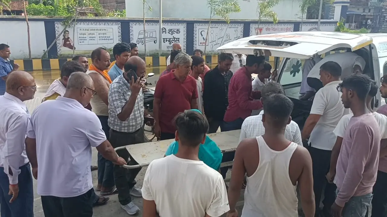 अस्पताल में जुटी भीड़ व इलाज करते चिकित्सक | Prabhat Khabar Network अस्पताल में जुटी भीड़ व इलाज करते चिकित्सक | Prabhat Khabar Network