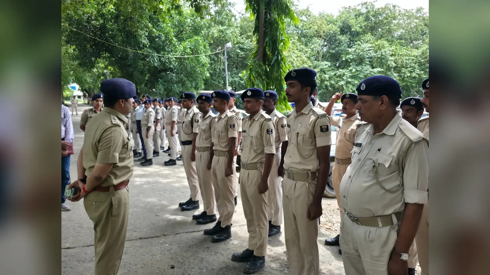 एसपी पुलिस कर्मी को निर्देश देते हुए | Prabhat Khabar Network एसपी पुलिस कर्मी को निर्देश देते हुए | Prabhat Khabar Network